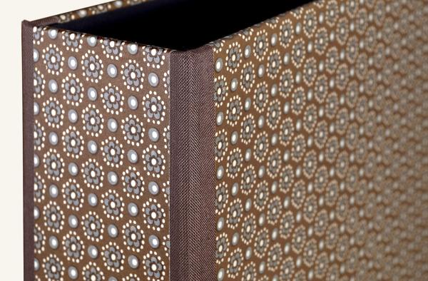 Büroordner mit braunem Einbandpapier und Leinenkanten